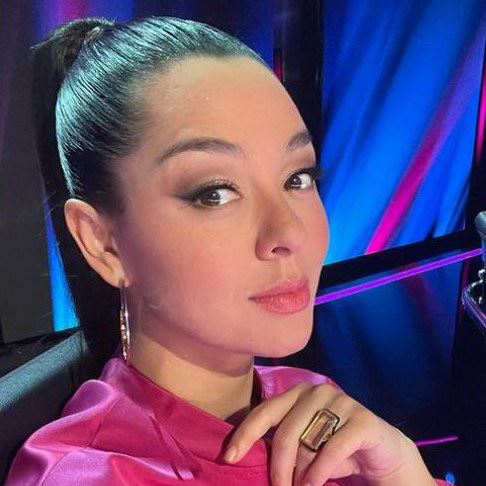 Обзор: «Умеет ли петь Марина Кравец? | А почему она поёт лучше популярных музыкантов!?»