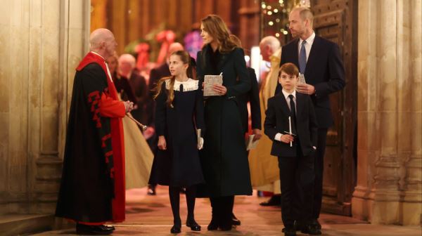 Рождество с королевскими нотами: Кейт Миддлтон сыграла с дочкой на фортепиано