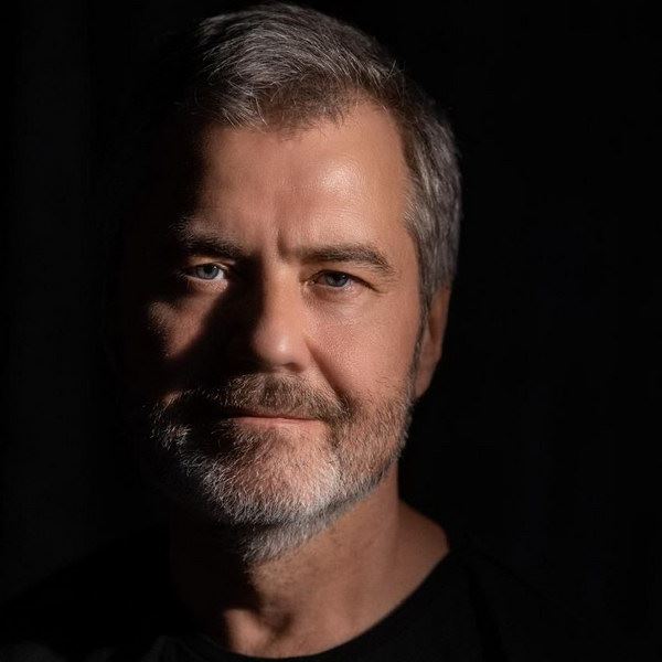 Поэт-песенник Константин Арсенев – про то, что объединяет бабушкины пирожки и добрые песни без химической аранжировки, и почему и то, и другое так важно молодежи