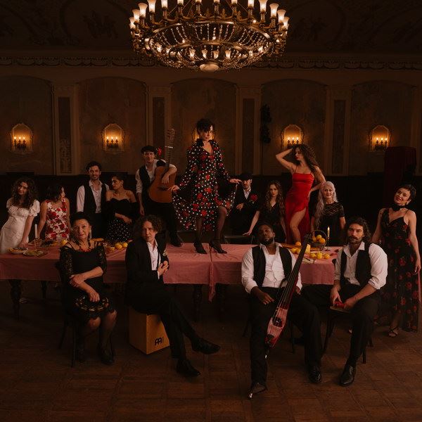 Мария Зайцева устроила семейное застолье с танцами в клипе «Живём! Поём! Танцуем!»