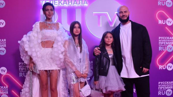 На елку вместе: Оксана Самойлова и Джиган посетили детский утренник