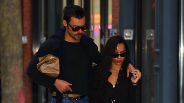 «Медовый месяц»: Зои Кравиц подогрела слухи о помолвке с Гарри Стайлсом