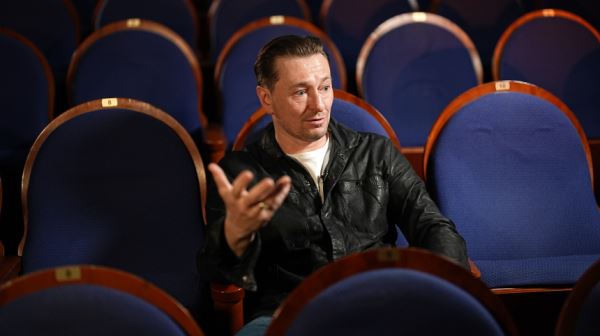 Безруков требует компенсацию за продажу масок с его лицом