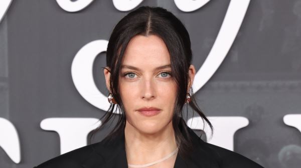 Вот это поворот! Внучку Элвиса Пресли назвали биологической матерью сына Траволты