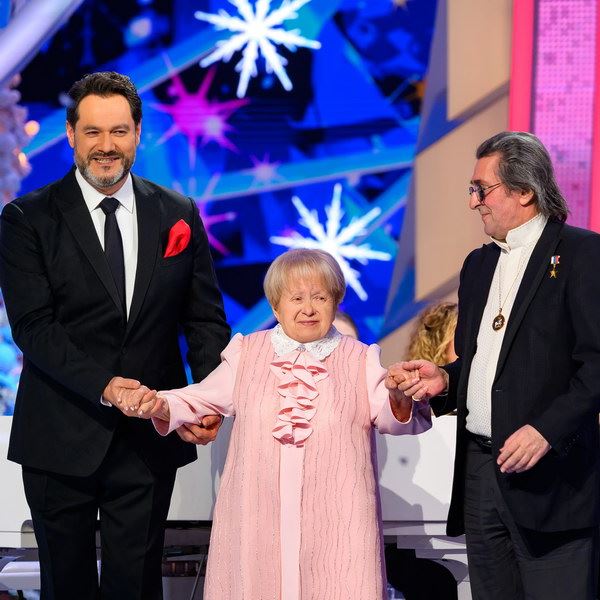 Ильдар Абдразаков с Александрой Пахмутовой и Люся Чеботина с Игорем Николаевым споют на «Новогоднем голубом огоньке» телеканала «Россия»