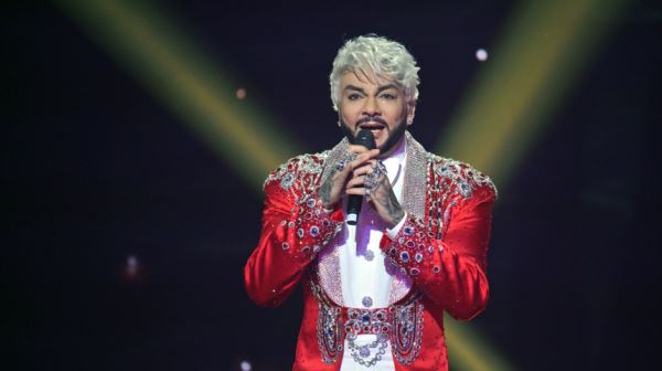 «Остался след»: Киркоров хочет забить обгоревший локоть татуировкой