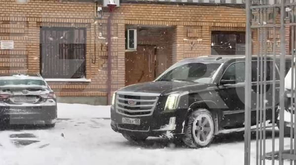 Приехала передавать ключи? Автомобиль Долиной заметили около ее дома в Хамовниках