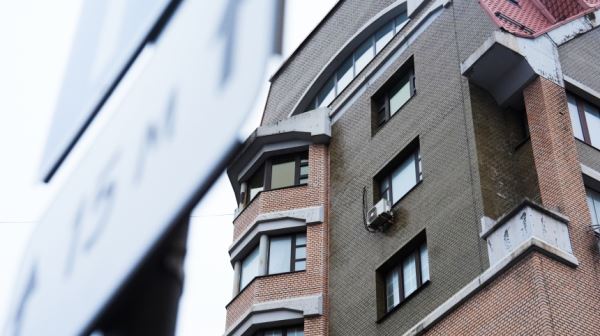 Три грузовика не помогли: Долина снова перенесла переезд из проданной Лурье квартиры