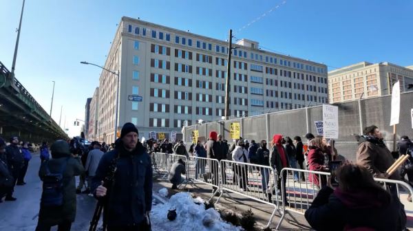 В США у места судебного слушания по делу Мадуро собрались митингующие